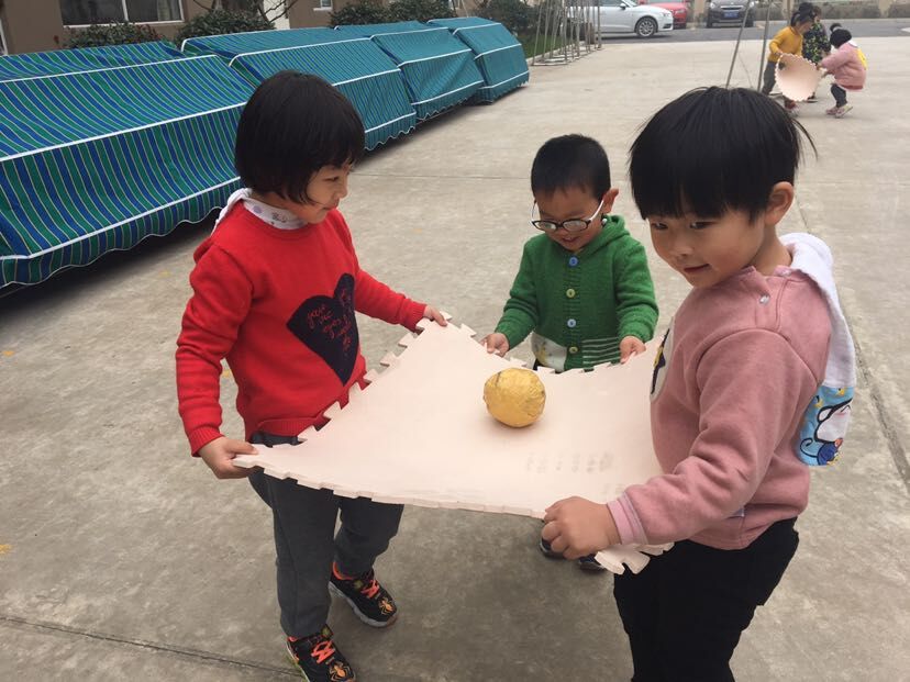 玩纸球.jpg