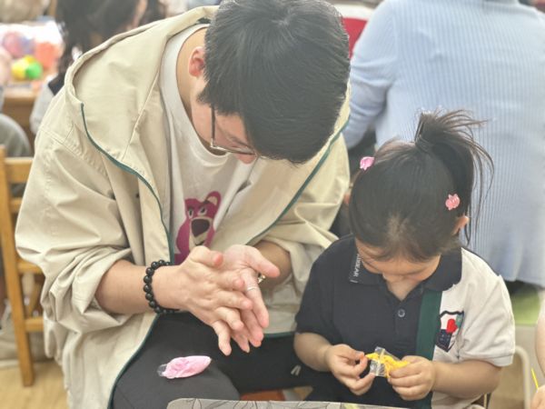 镜彩童年，“亲”手相绘--洛…