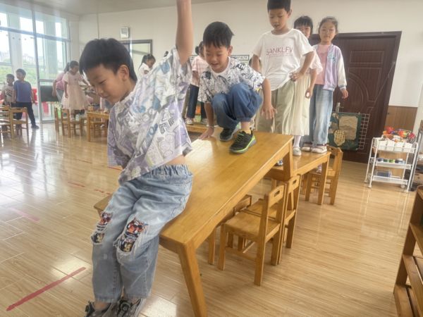 洛社镇雅西幼儿园：椅角藏童…